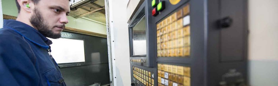 Operario en centro CNC